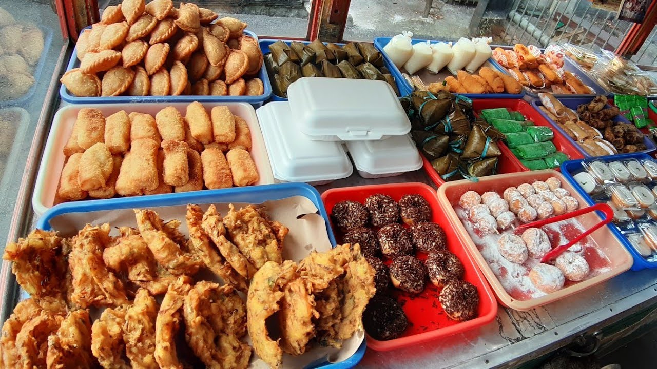 PERSIAPANNYA DARI JAM 3 PAGI !!! JUALAN SAMPAI 50 MACAM ANEKA KUE - INDONESIAN STREET FOOD