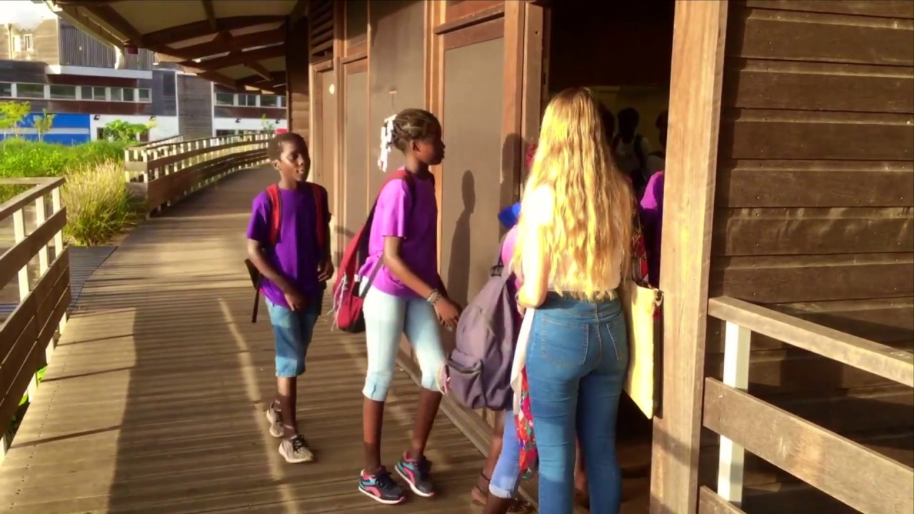 Leerlingen Ma Aiye College (Frans-Guyana) geven een rondleiding door hun school