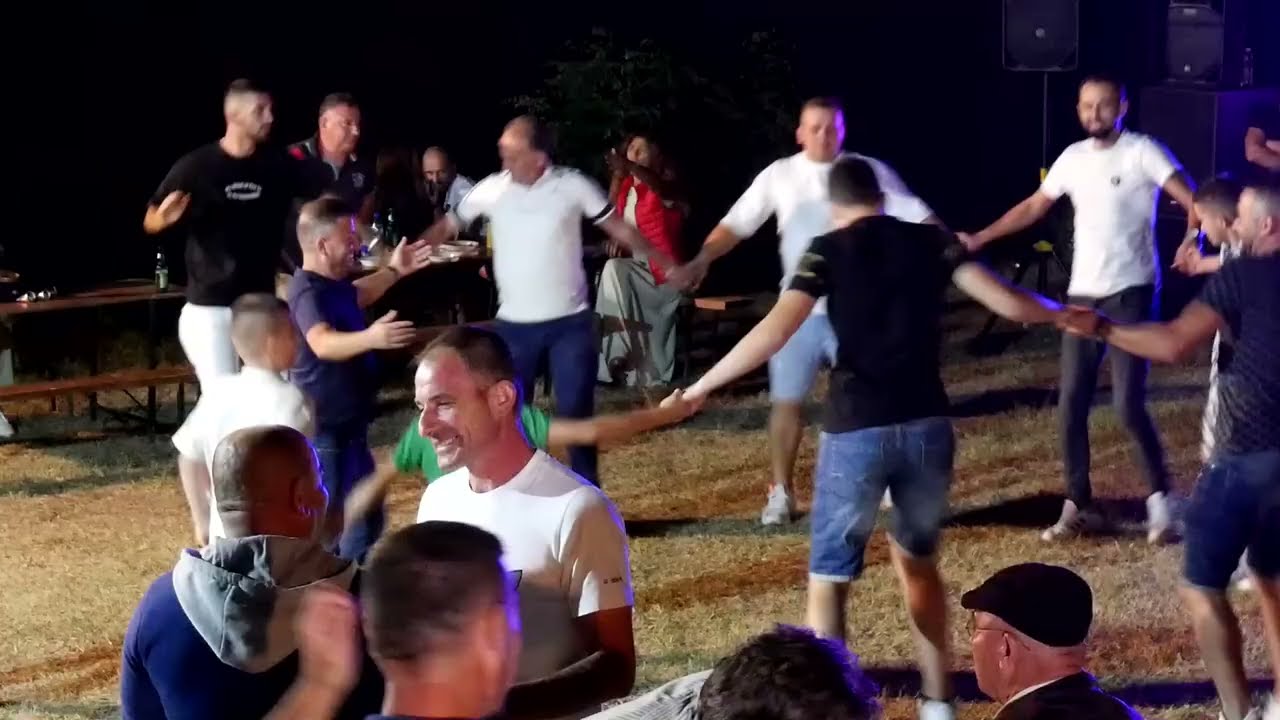 Festa ne Rreja Zeze me pjesmarres nga gjith Shqiperia,nga Tepelena e Kalabria