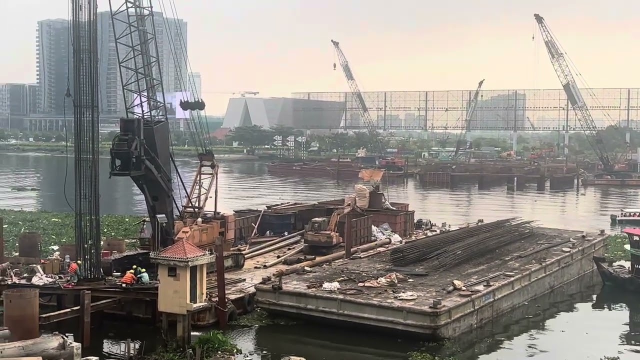 Tết đã đến bên ngoài- Bên trong vẫn thi công Cầu Đi Bộ 
