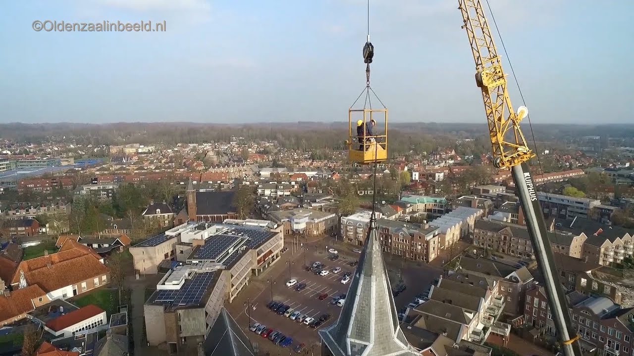 Haan plaatsen op de Plechelmustoren in Oldenzaal