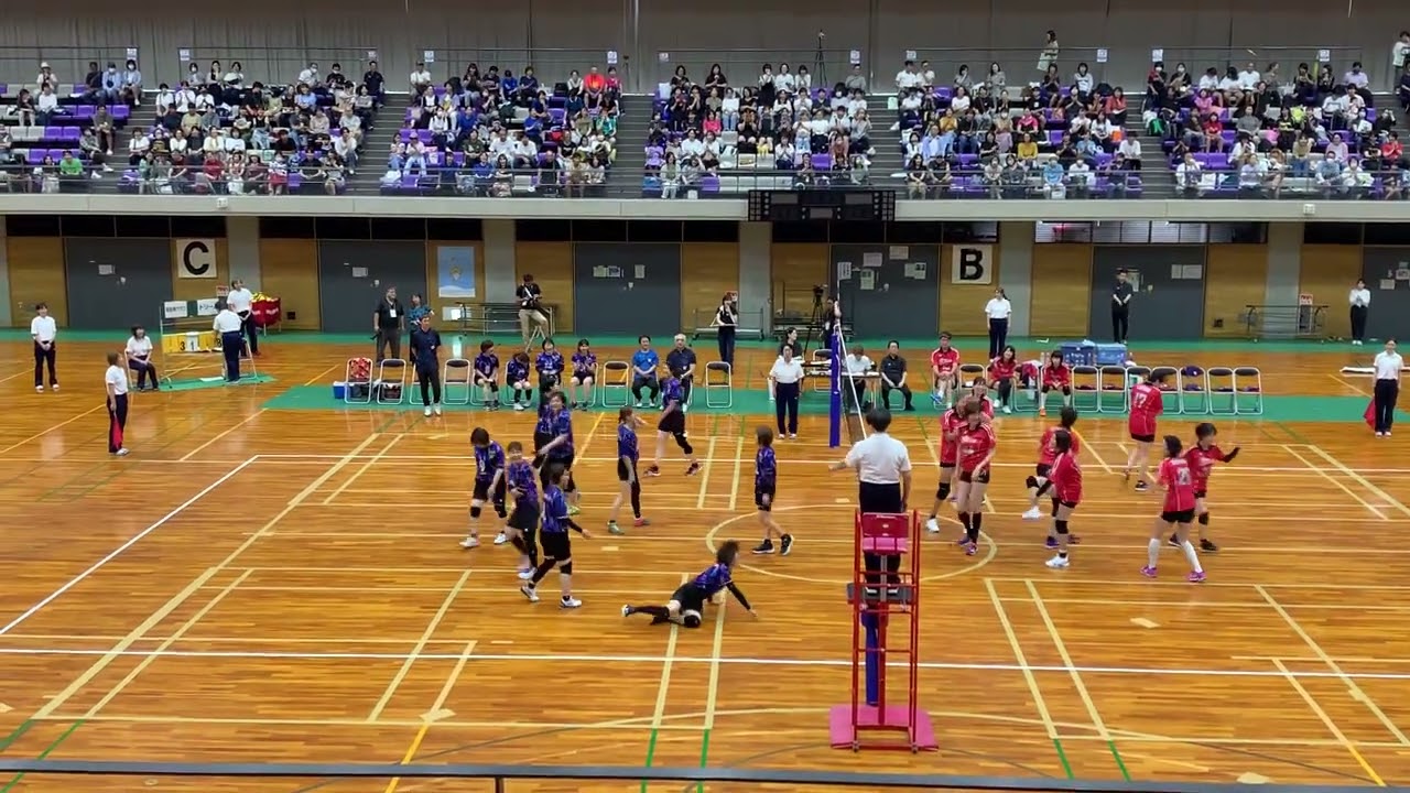 元全日本女子バレーチームと東大阪のトップママさんバレーチームの対戦　1セット目