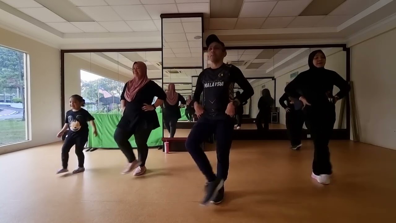 Joget xtau apa nama dia haha