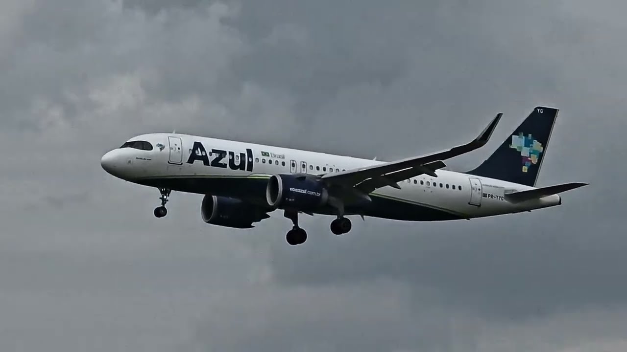 Landing of an Airbus A320 and a Boeing 747-800. Check it out! #aviation