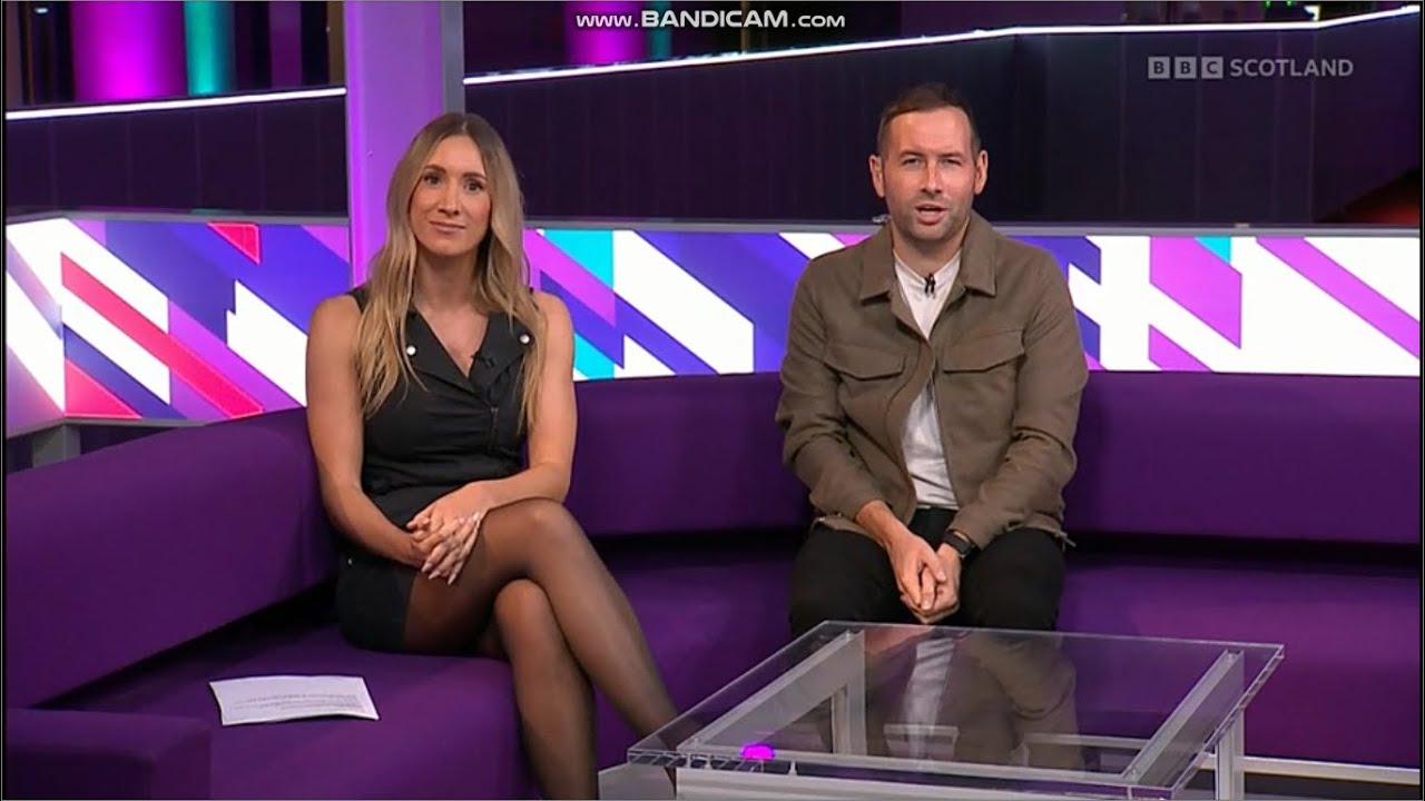 Эми Айронс — чёрные чулки и каблуки — 30.09.22