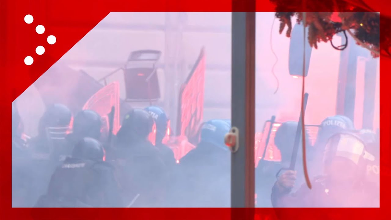 Napoli, scontri tra tifosi dell'Eintracht Francoforte e le forze dell'ordine in centro città