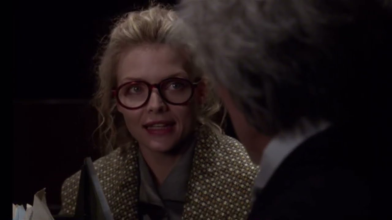 Макс Шрэк выкидывает Селину Кайл из окна: сравнение дубляжей