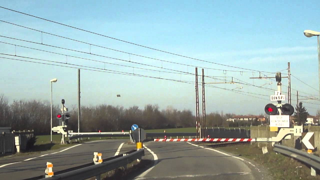 Passaggio a livello con semibarriere a Cantalupo (AL)