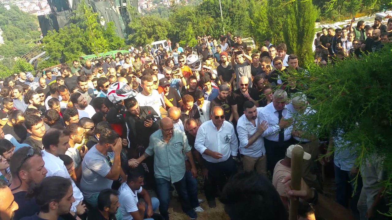 Barkın Bayoğlu (Altın Elbiseli Adam) Cenaze Töreni ve Mezarlığa Defnedilmesi.Gözyaşlarımız Sel oldu.