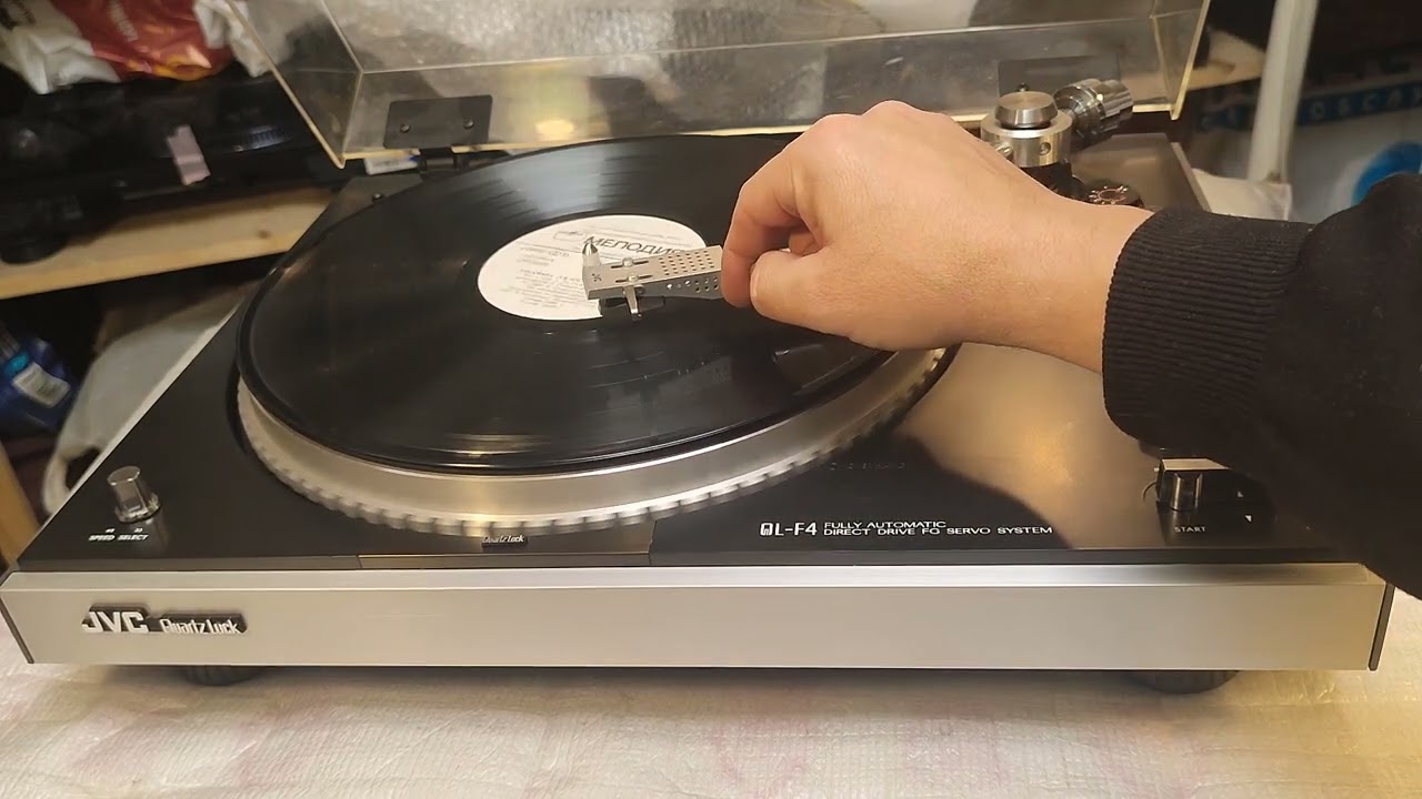 Dual CS-515 и JVC QL-F4 такие разные, но приличные проигрыватели из самых доступных.