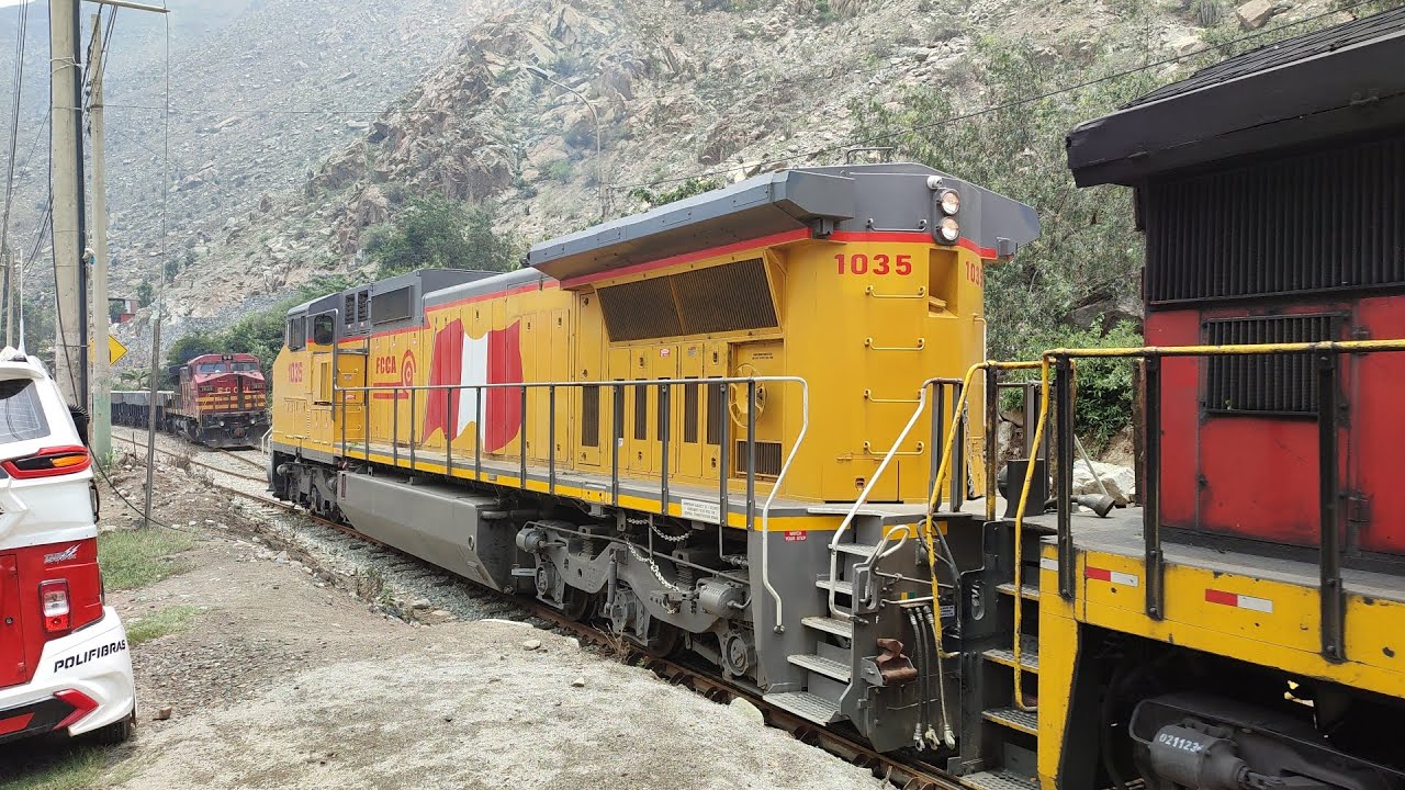 Ferrocarril Central Andino, cruce de trenes en Corcona, locomotoras 1035/1026 y 1033/1029