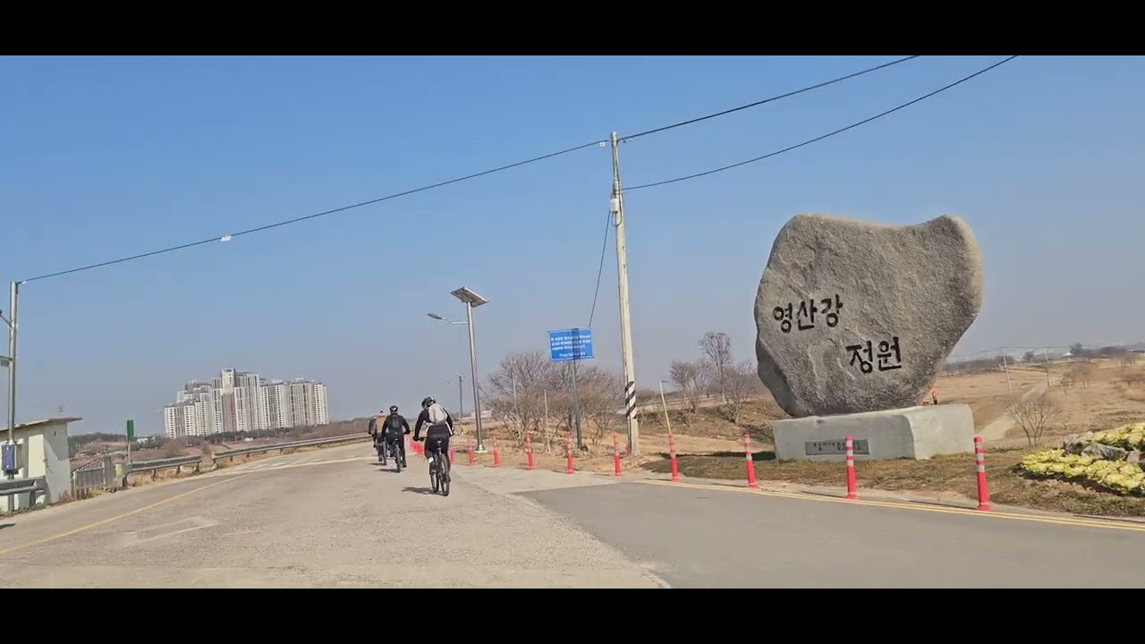 바람 한 줄기 물빛 한 장면에 세상살이 무게는 잠시 내려놓고 오늘은 두바퀴만으로도 충분히 넉넉한 하루입니다.