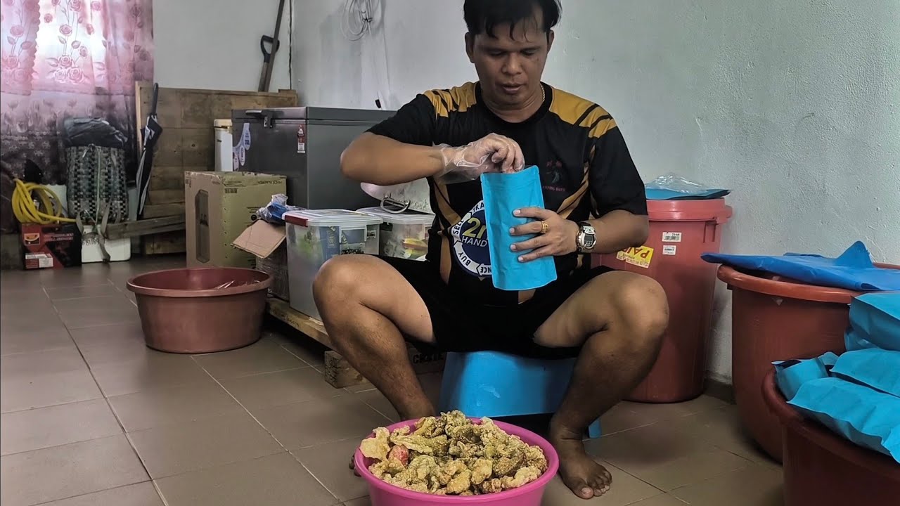 Goreng Keropok Babi Dan Packing Untuk Dijual Ke Samarahan Semadi Main Bola Besama Rakan2 STB
