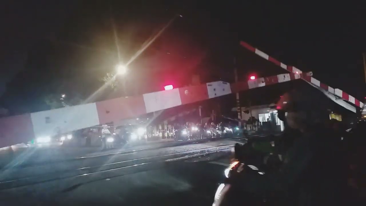 Truck Hampir Mau Tertabrak Di Malam Hari Perlintasan Kereta Api JPL 27 Jl. Jendral Sudirman