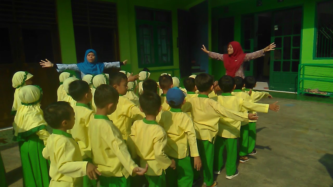 Baris berbaris anak RA