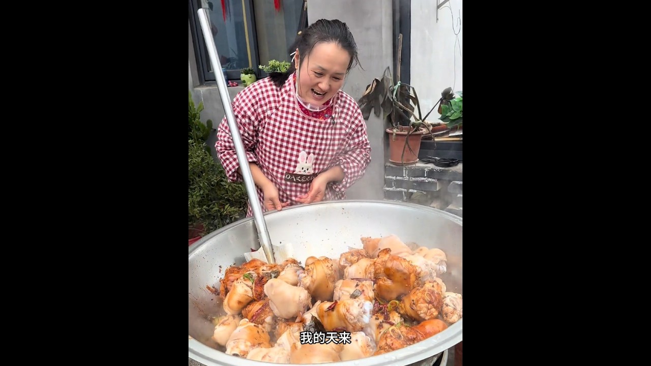 今日出摊一锅香喷喷的猪拐骨软烂脱骨肉嫩骨香超解馋 #我的乡村生活 #我的摆摊日记#猪拐骨