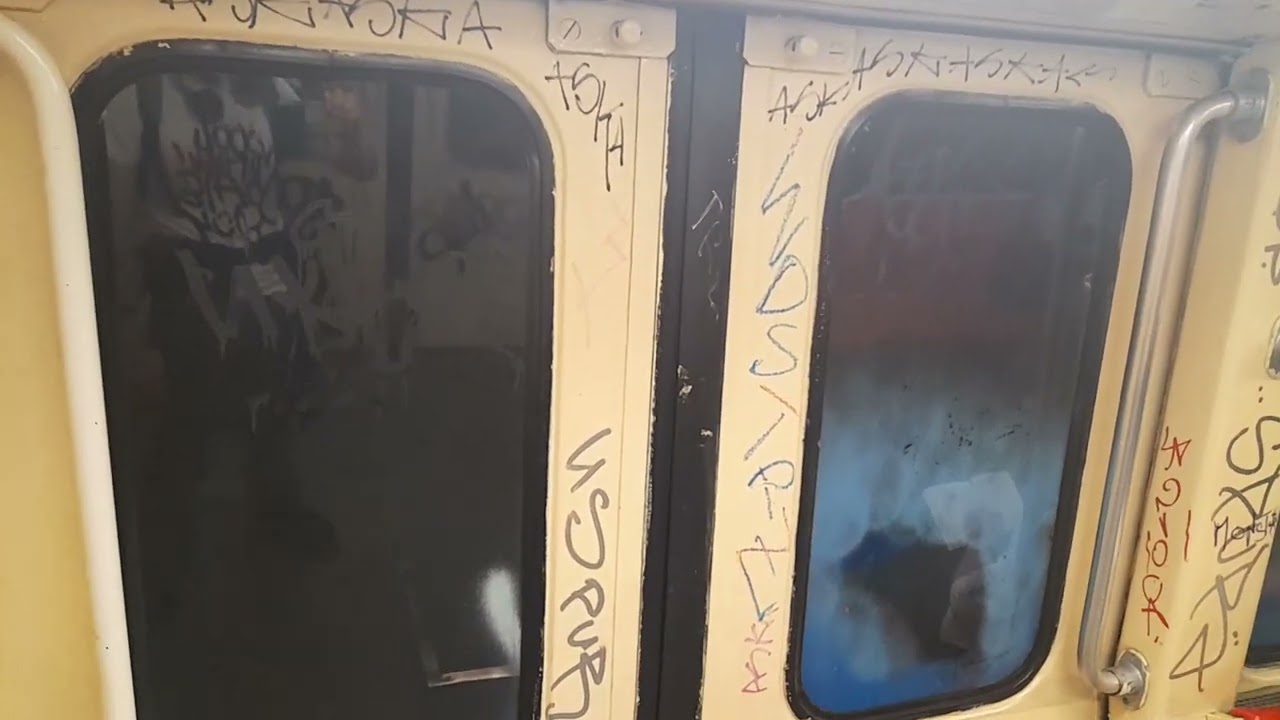 Călătorie cu un metrou Iva Astra între stația Basarab și Grivița