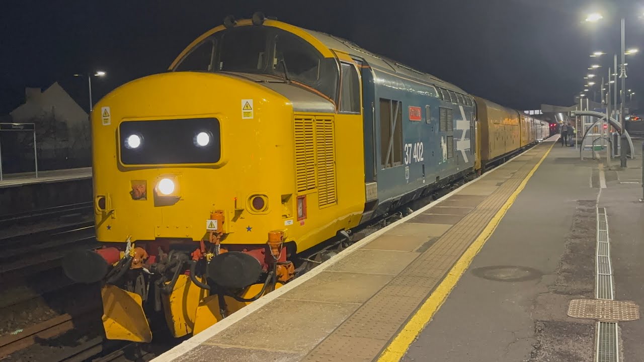 37402 BR Large Logo Class 37 on UTU test train arriving and departing Tonbridge with mega thrash!!!!