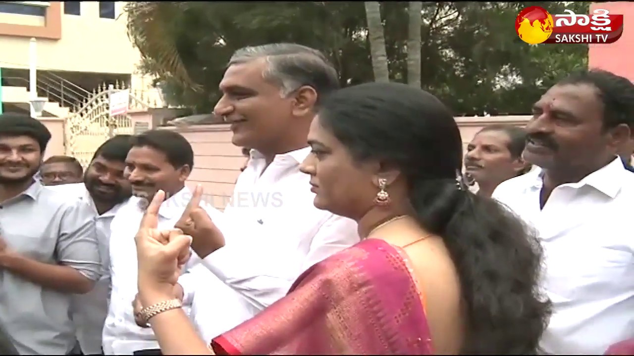 Harish Rao and his Wife cast their vote in Siddipet | Telangana Assembly Election 2018
