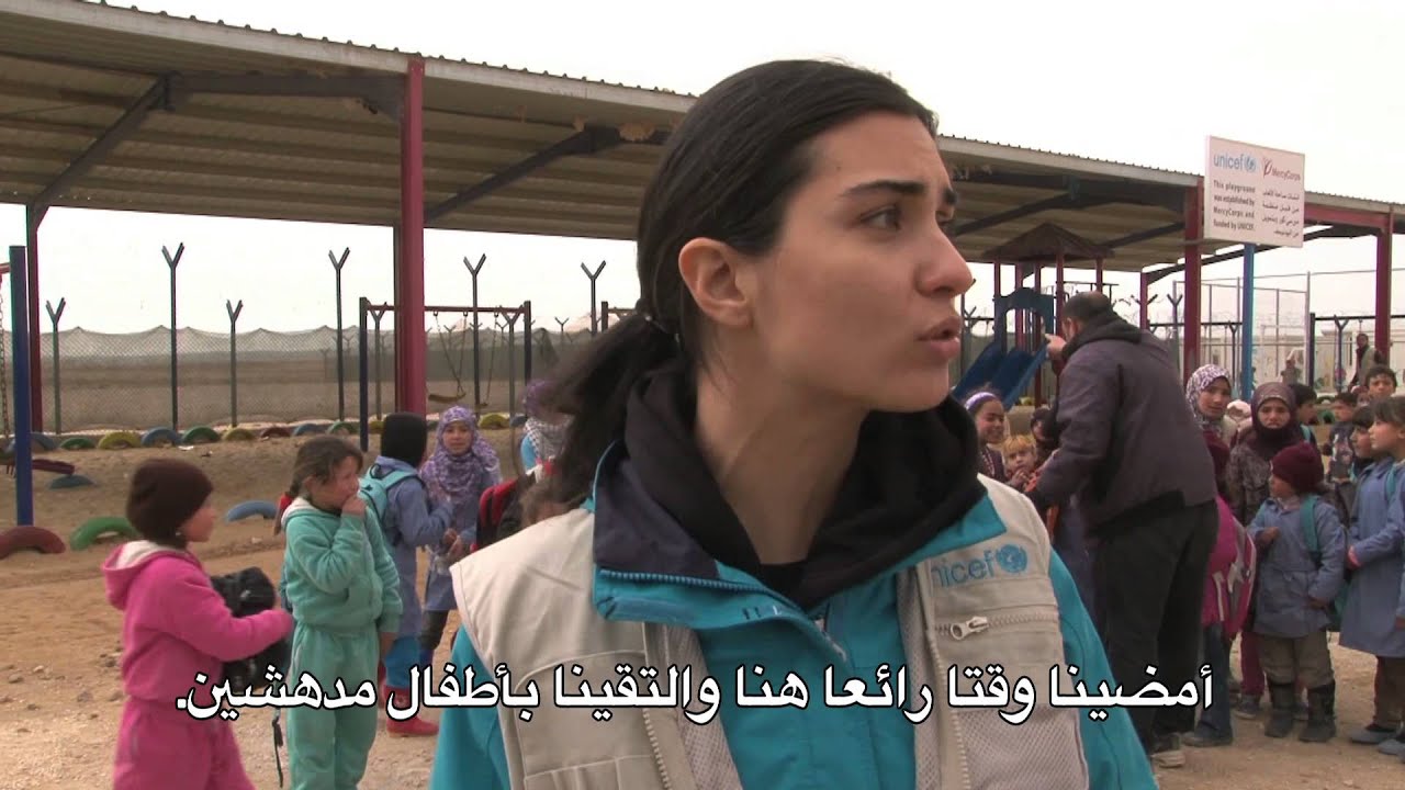 توبا بويوكوستن تزور الأطفال السوريين اللاجئين في مخيم الزعتري