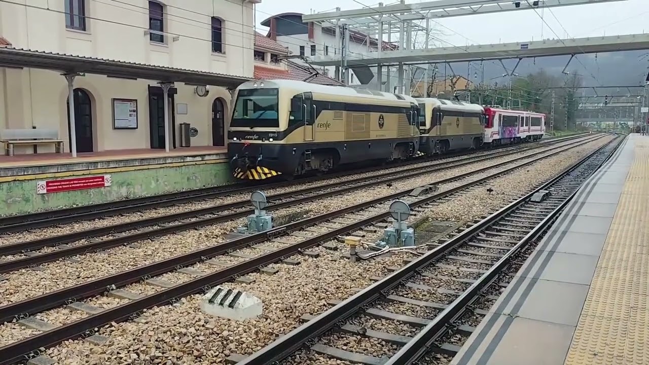 Renfe Feve 1915+1902+3521 por Asturias