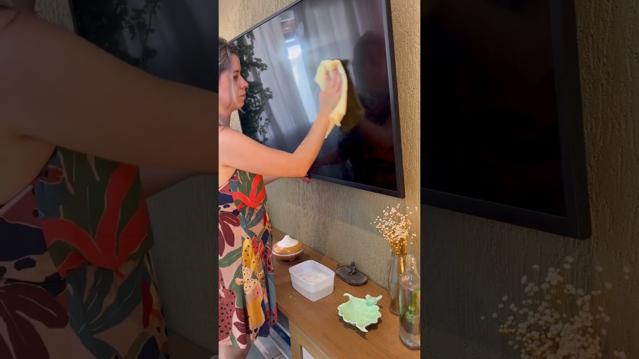 COMO LIMPAR A TELA DE TV ENGORDURADA #shorts
