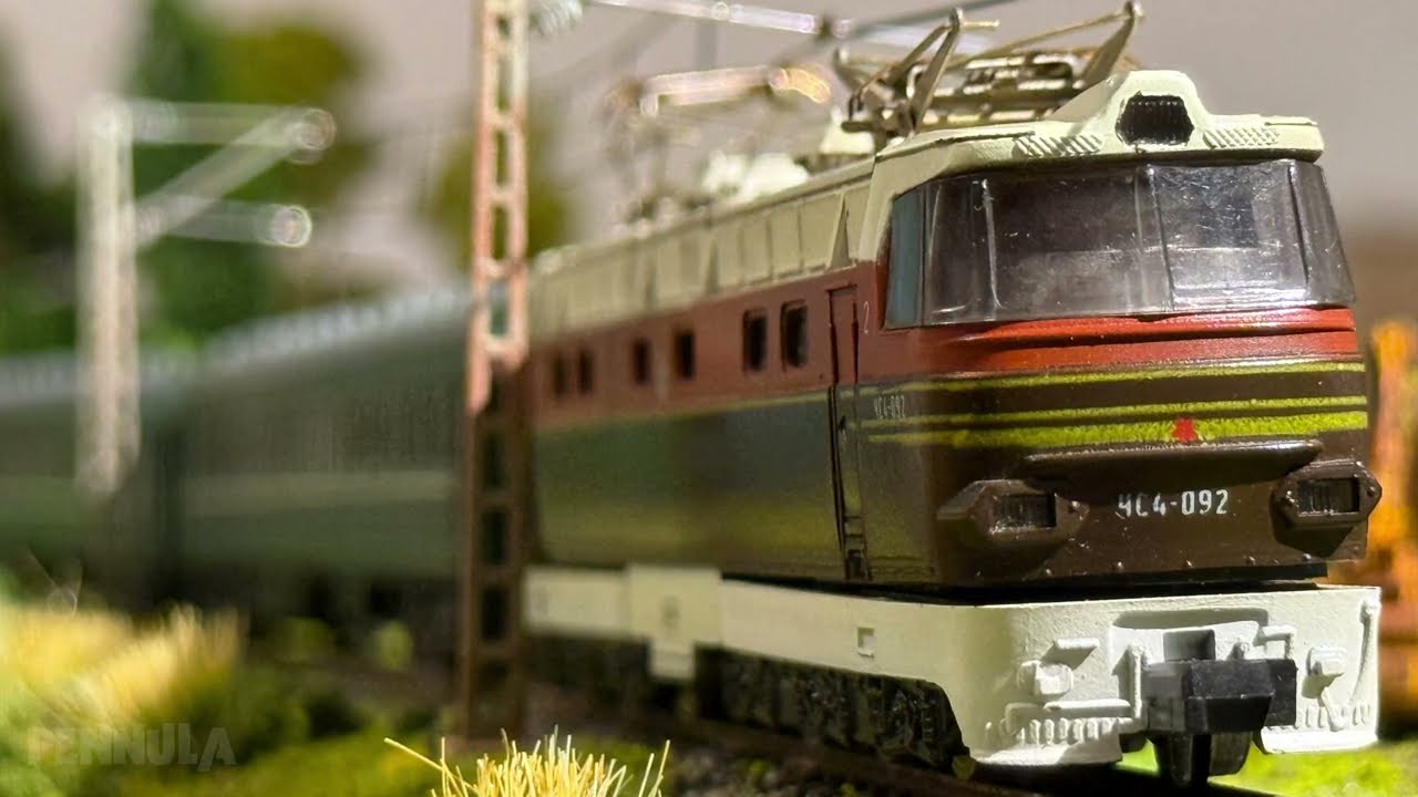 Ein sowjetisches Modellbahn-Diorama in Spur N mit Loks von PIKO aus der DDR