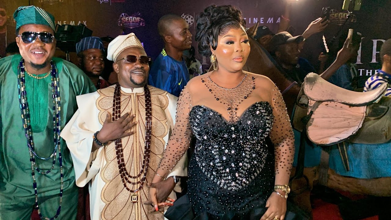 Люди не могли поверить своим глазам, когда Сегун Огунбе и Омовунми Аджибойе торжественно вошли в ...