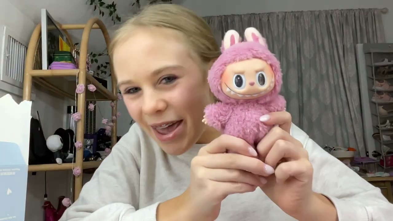 ￼Labubu unboxing 