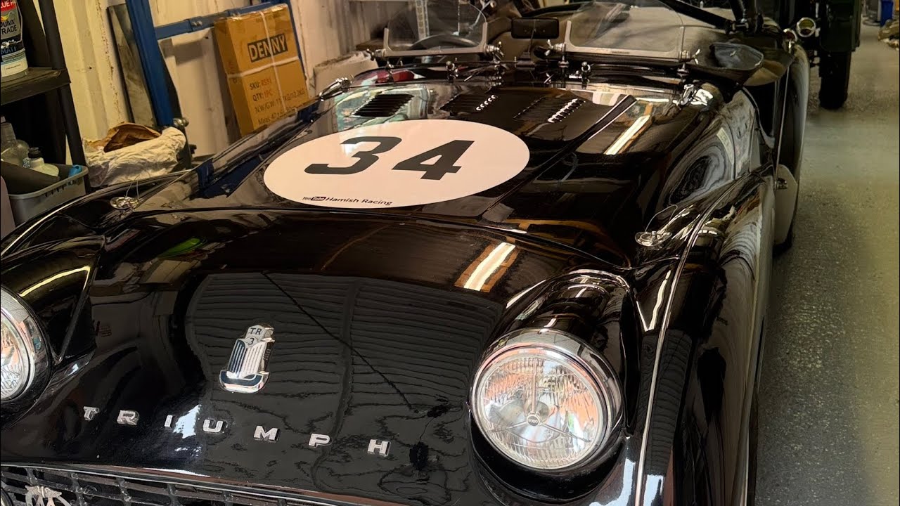 Подъем на холм Хэрвуд в дождь и всухую в сентябре 2025 года на Triumph TR3a 1959 года выпуска