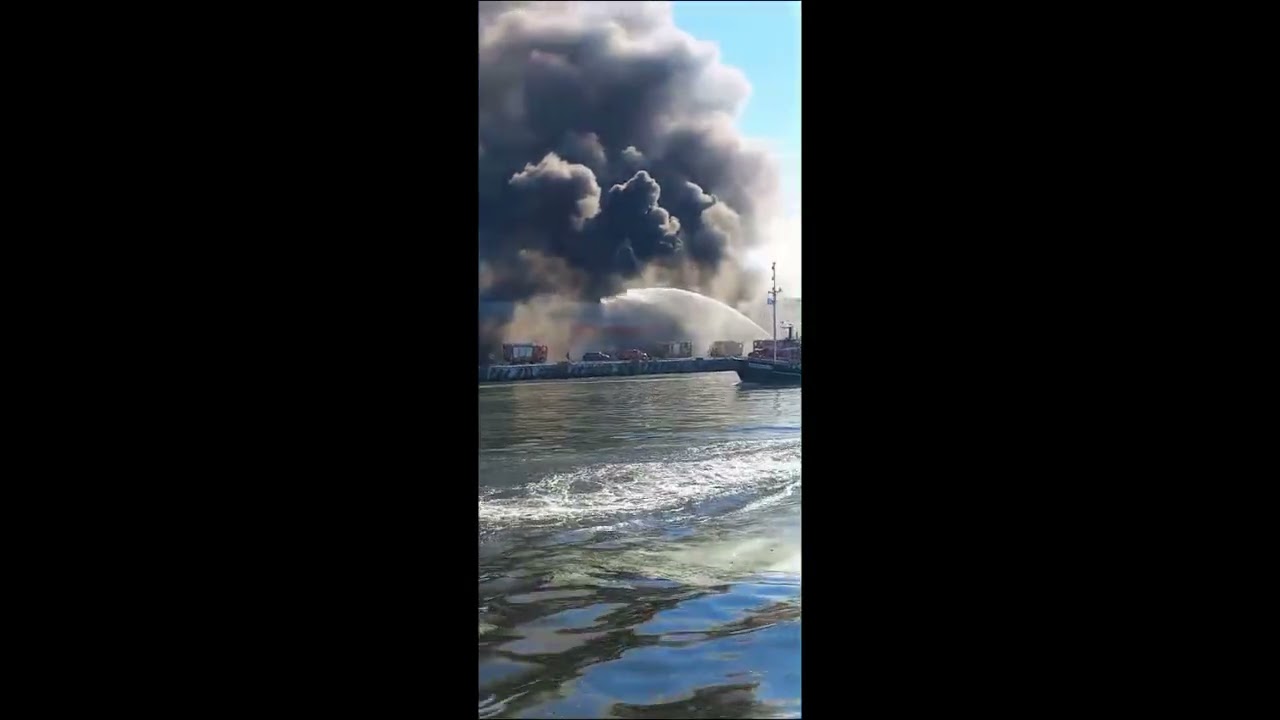 Pożar hali magazynowej na terenie Portu Gdańsk