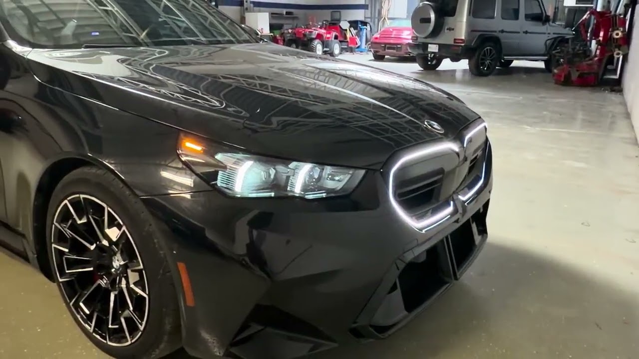 Запуск двигателя и осмотр BMW M5 2025 года.
