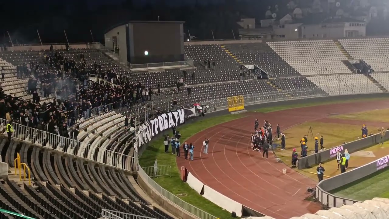 Partizan - TSC: Igrači i navijači zajedno oevaju 