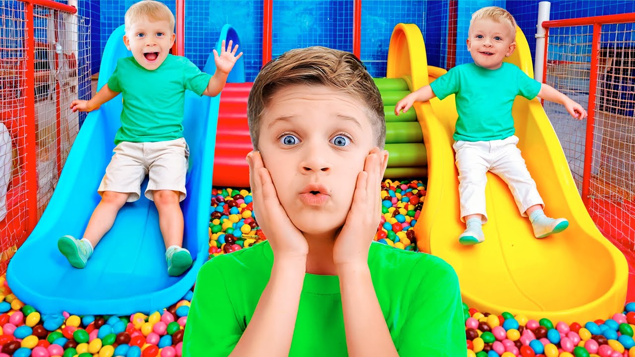 Oliver và Adam vui vẻ với mẹ tại sân chơi