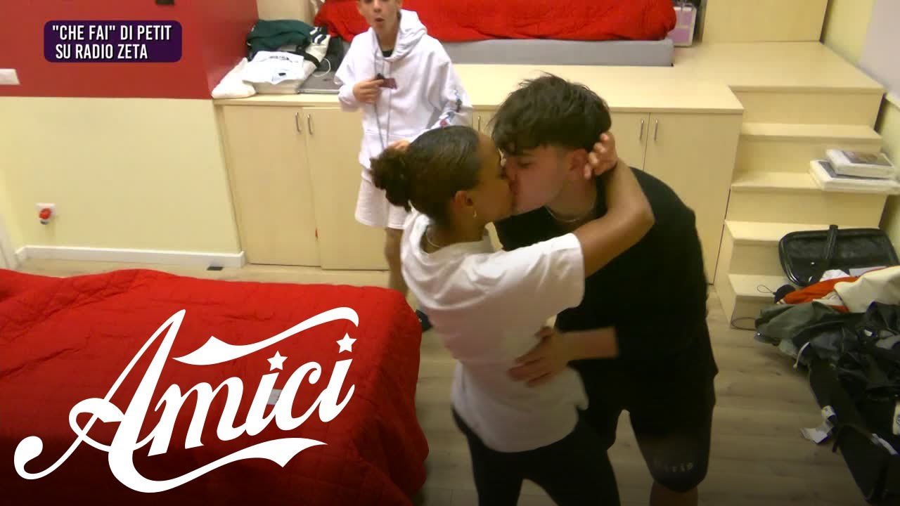Amici 23 - Petit ascolta il suo inedito in radio