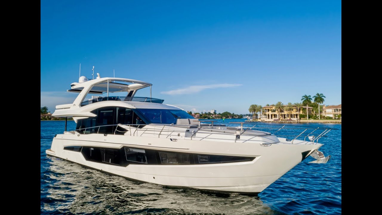 Galeon 680 Fly walking on the boat | Motorowy.com