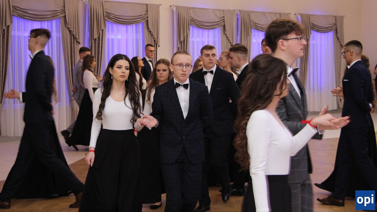Studniówka maturzystów z ZS nr 2 w Ostrowi Mazowieckiej: polonez (11.02.2023)