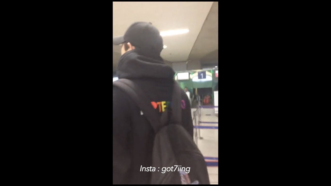 EXO Park Chanyeol leaving Paris 03 03 2019