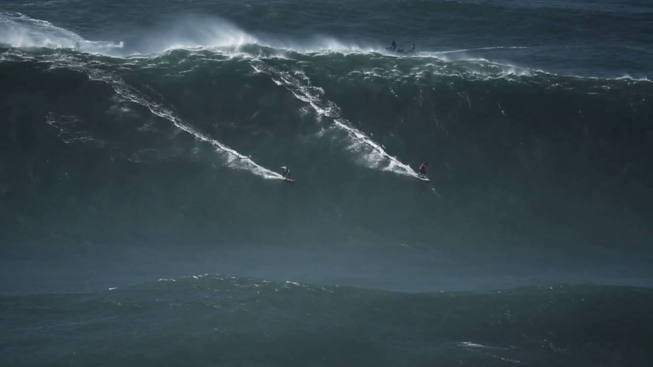 Carlos Burle e Rodrigo Koxa na bomba em Nazar&eacute; - Big Swell 2017