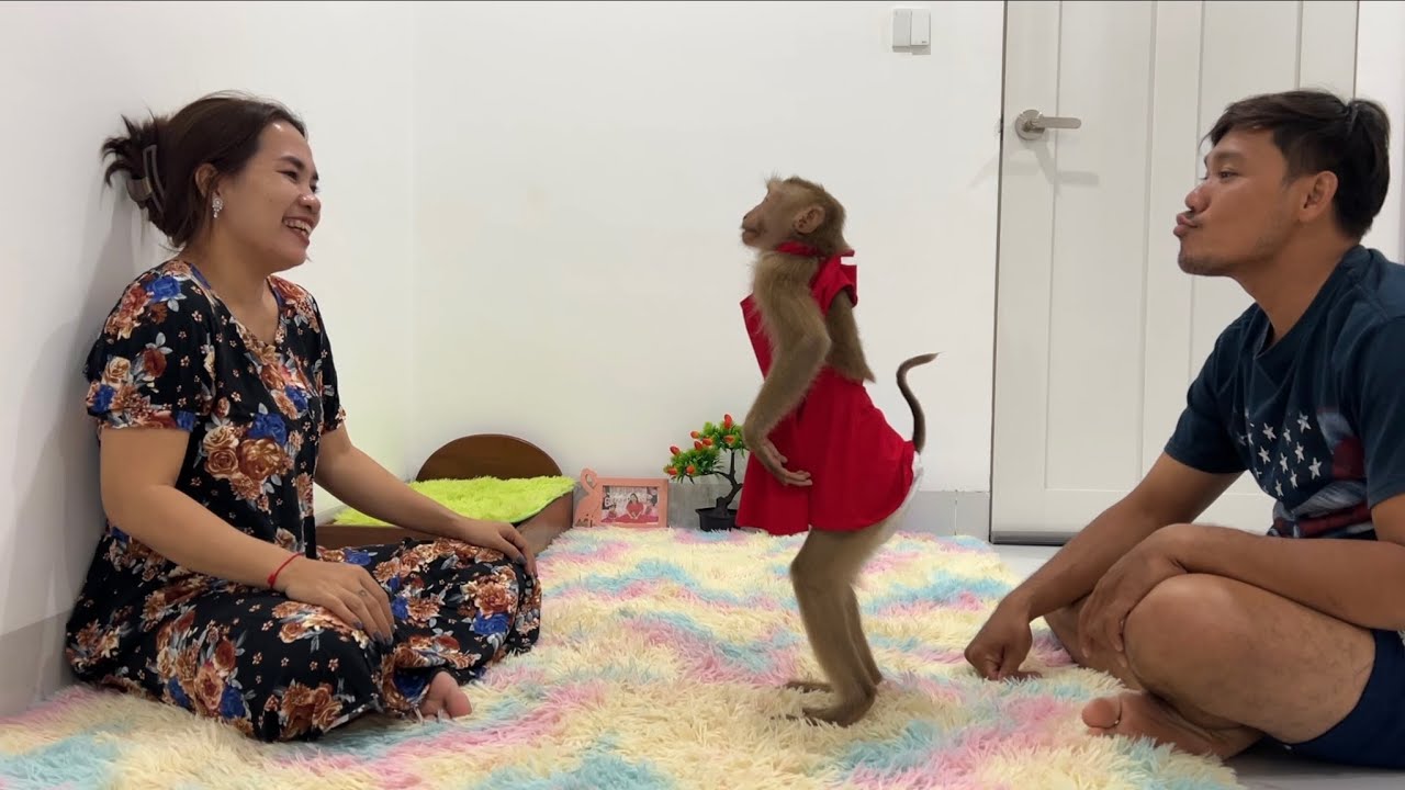 Hahaha… So funny to see Jessi copy daddy’s style and repeat to mom