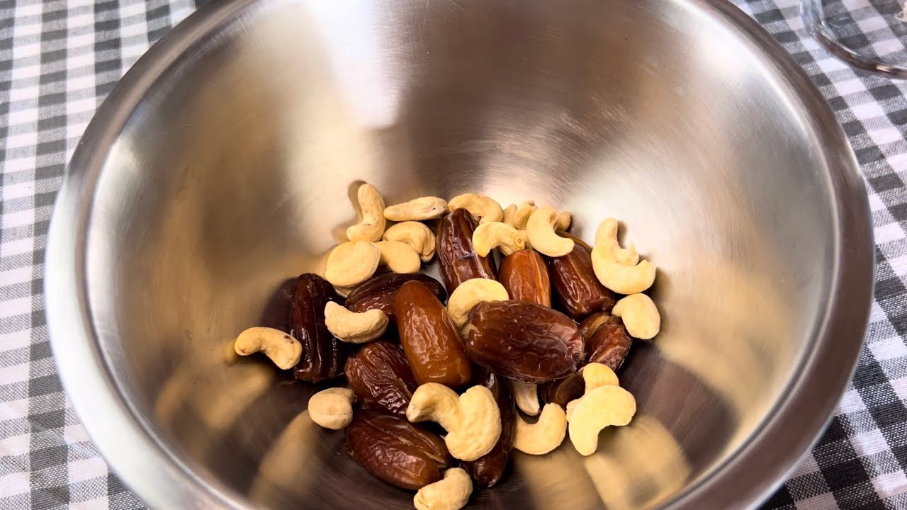 F&uuml;gen Sie Milch zu Datteln und N&uuml;ssen hinzu! Sie werden vom Ergebnis &uuml;berrascht sein