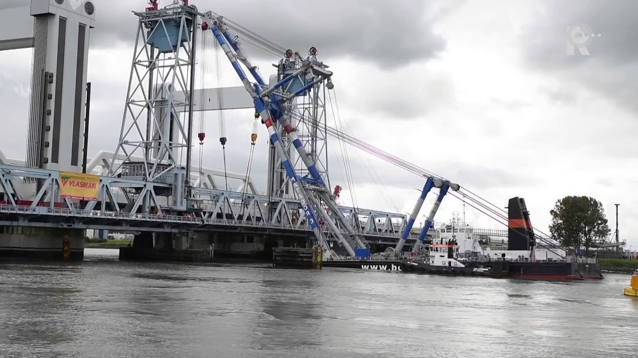 Rijkswaterstaat haalt val uit oude Botlekbrug. Beelden: MediaTV