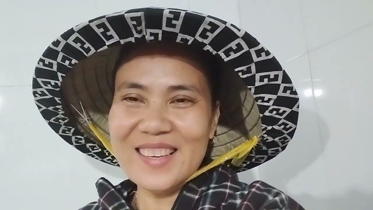 Sạp Trái Cây Của Cô Tiên Miền Tây Bán Trái Cây Trong Ngày Vía Thần Tài Mùng 10 Tháng Giêng 