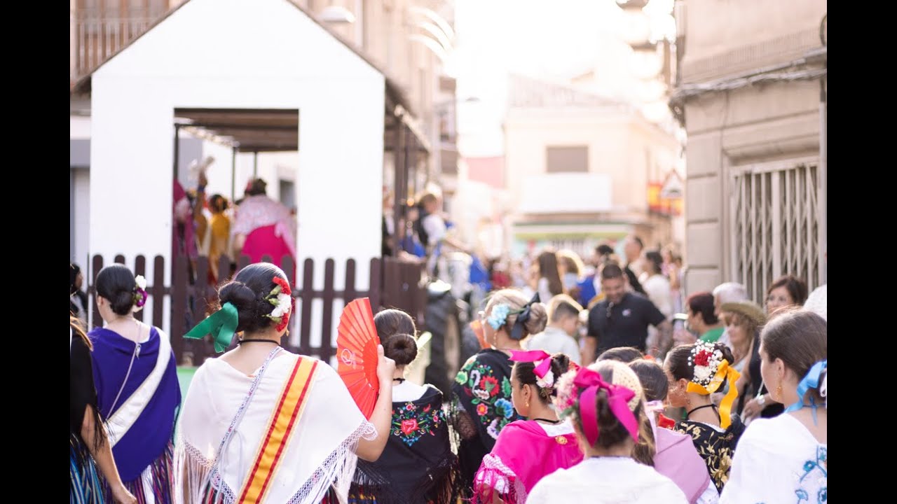 Abarán se lo pasa en grande con un multitudinario desfile de carrozas huertanas