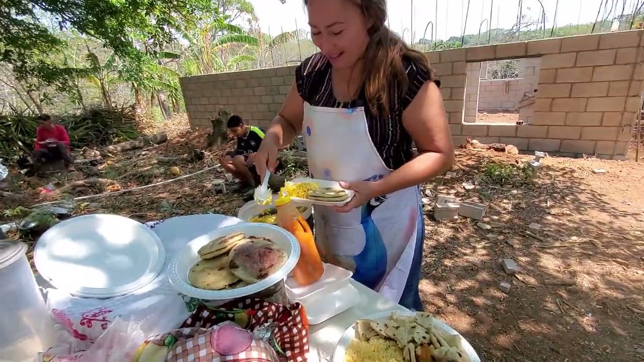 Mamà bro haciendo pupusas y papà bro y Alex comiendo 😜