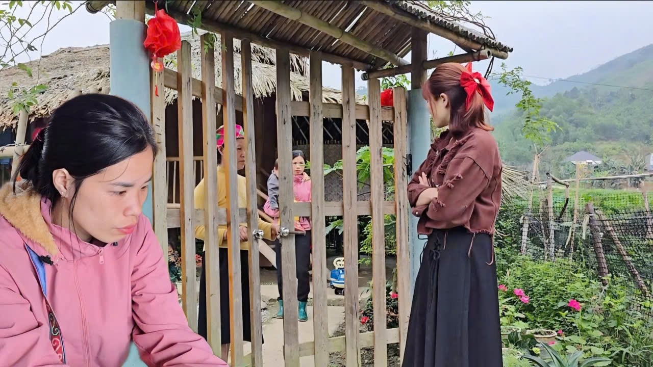 Mận's stepmother helped her get rid of Sinh when Sinh forced Mận to cook for her.