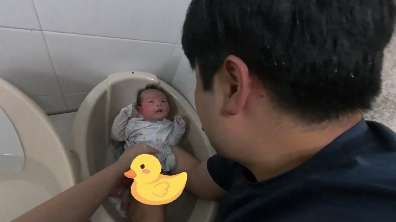 27일차 아빠가 시키는 첫 목욕.. 미안해 아빠가 더 연습할게……