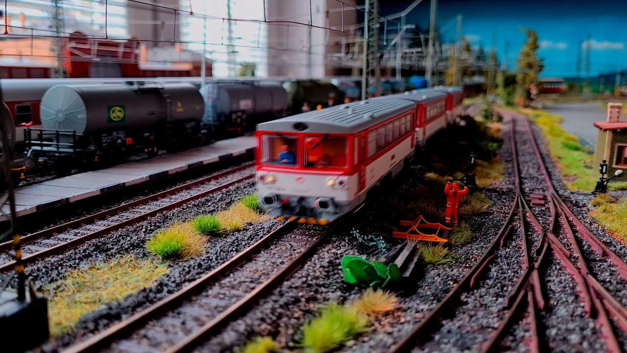 Model motorového vozňa 810 (,,Autobus, Šukafón,,) s prípojnými vozňami (ZSSK)