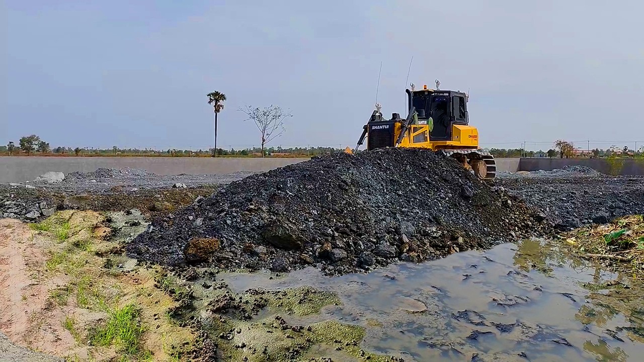AMAZING !! Helpful overturn dump truck dungfeng when delete pit mud by SHANTUI C3 with Excavator 