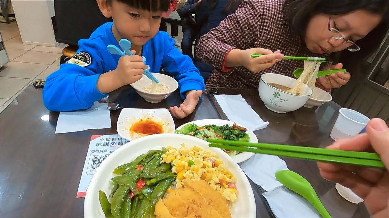 晚餐吃咔啦雞腿飯+麻油豬肝麵線｜外帶的人好多！